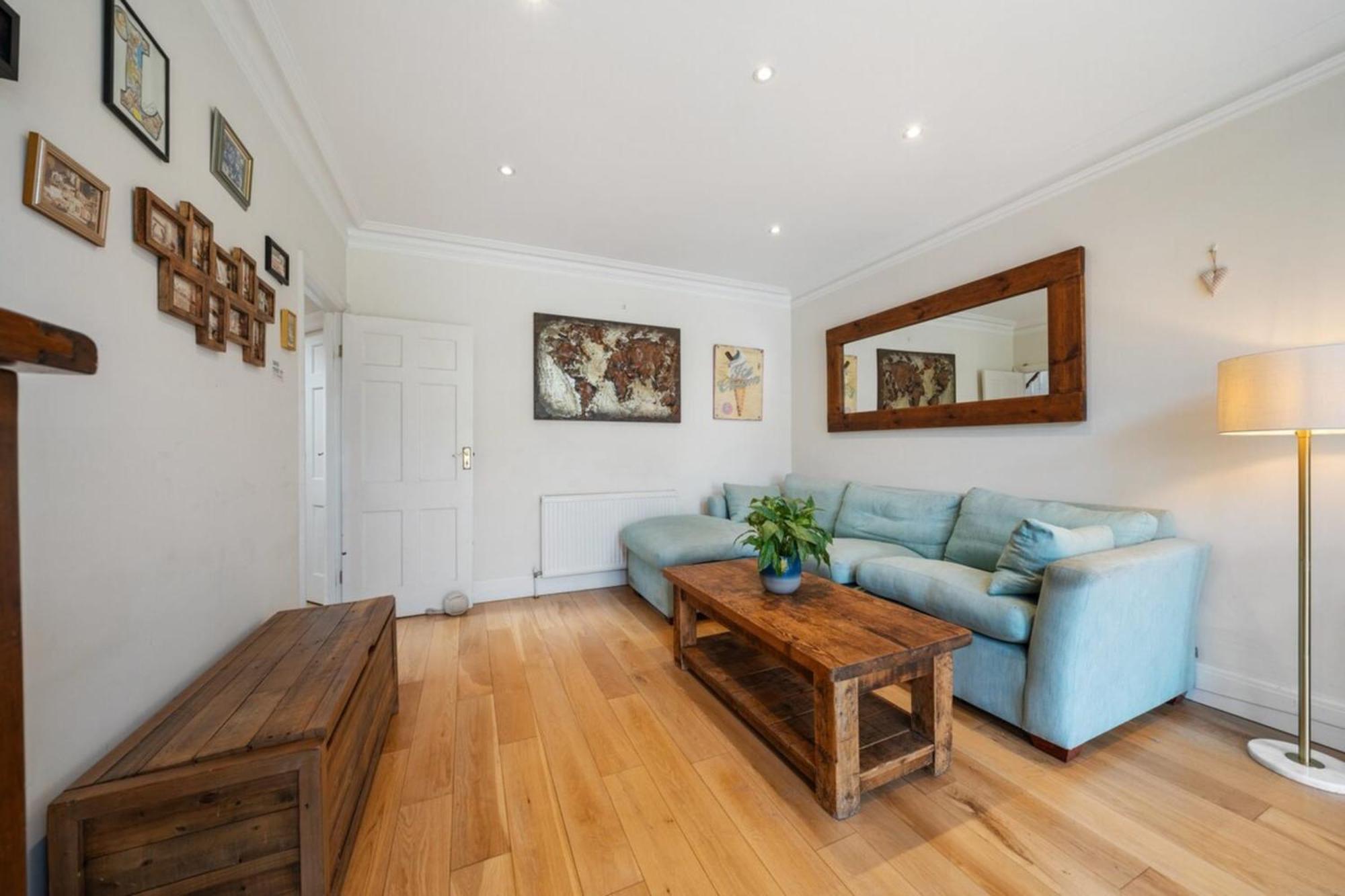 A Delightful 4-bedroom With A Private Garden Appartamento Londra