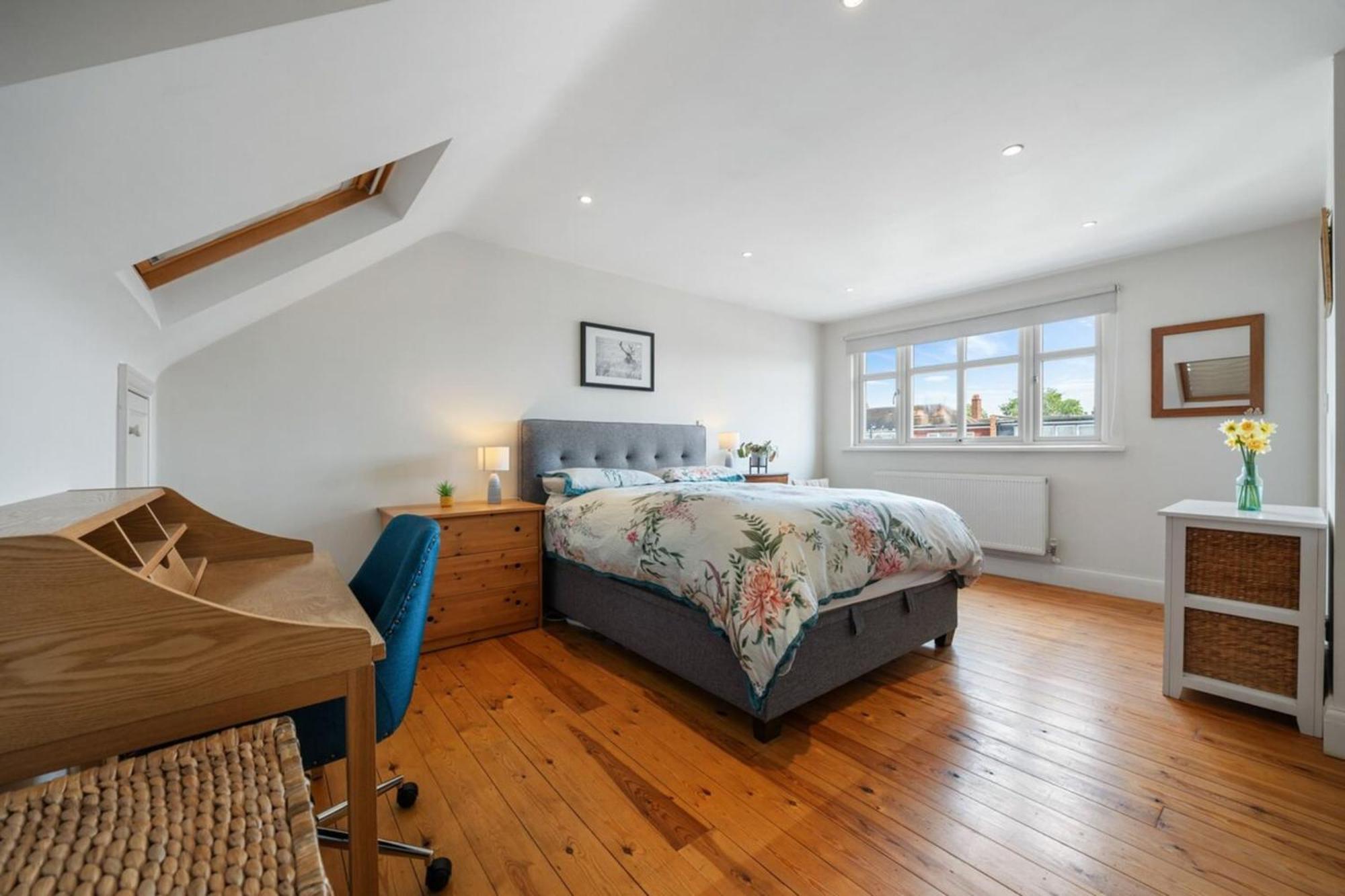 A Delightful 4-bedroom With A Private Garden Appartamento Londra