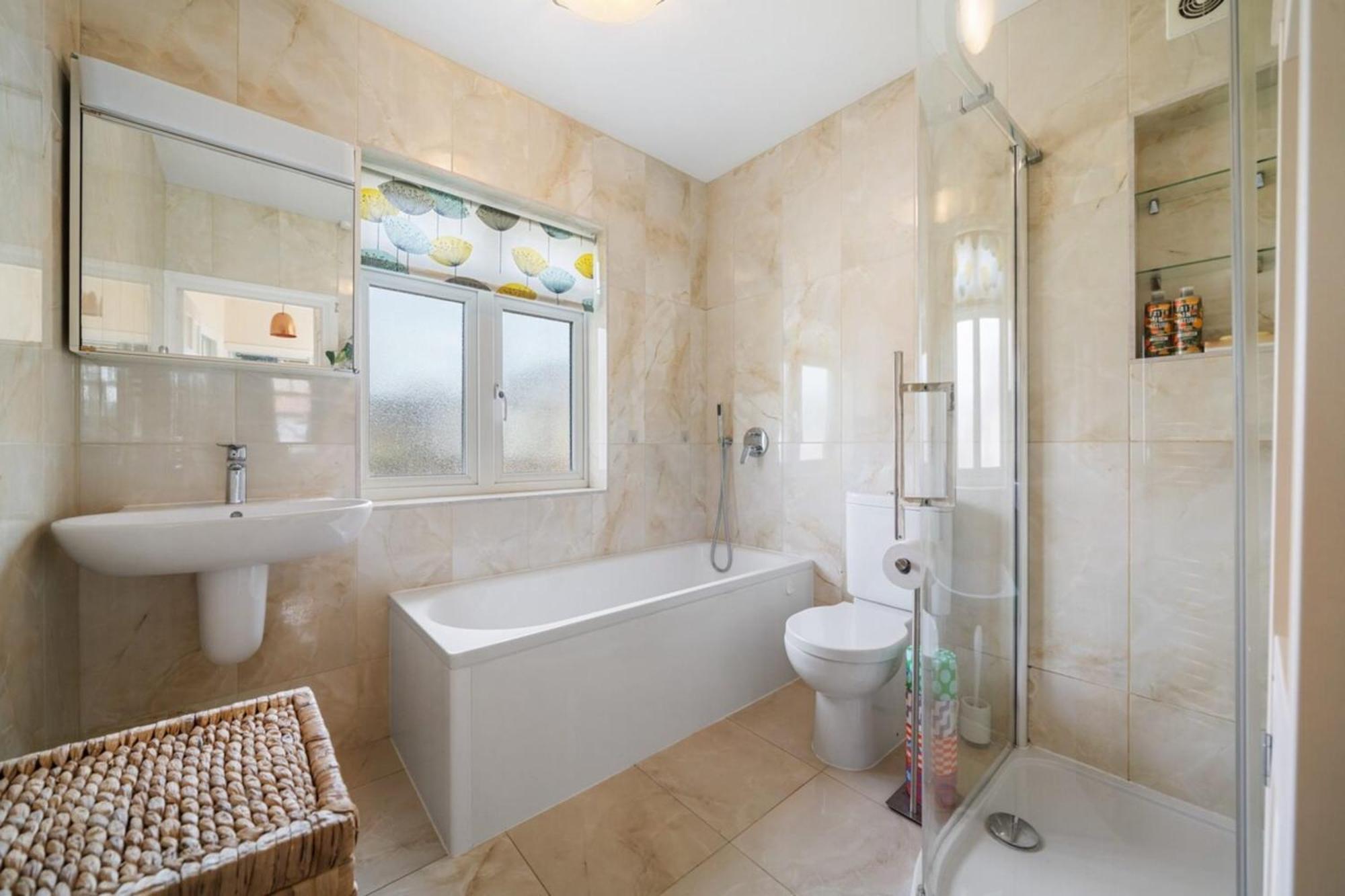A Delightful 4-bedroom With A Private Garden Appartamento *