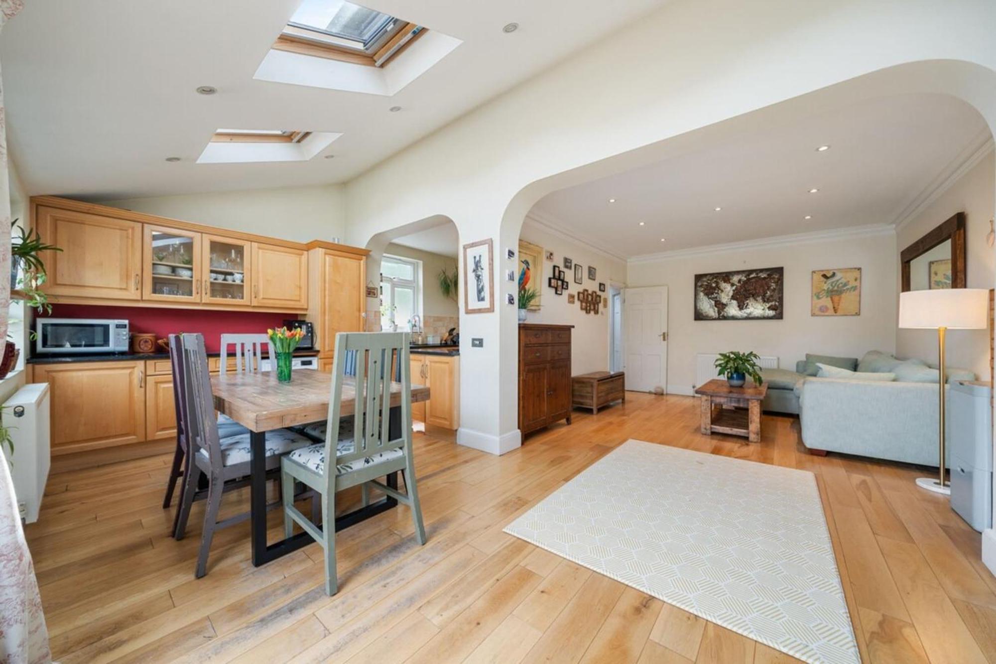 A Delightful 4-bedroom With A Private Garden Appartamento