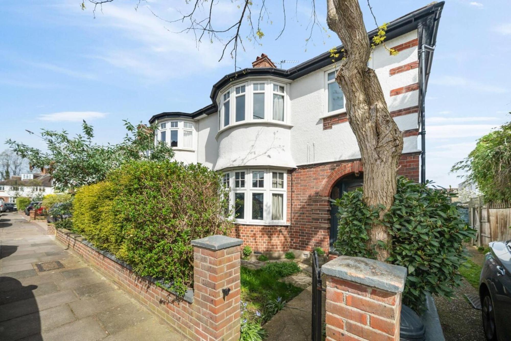 A Delightful 4-bedroom With A Private Garden Appartamento
